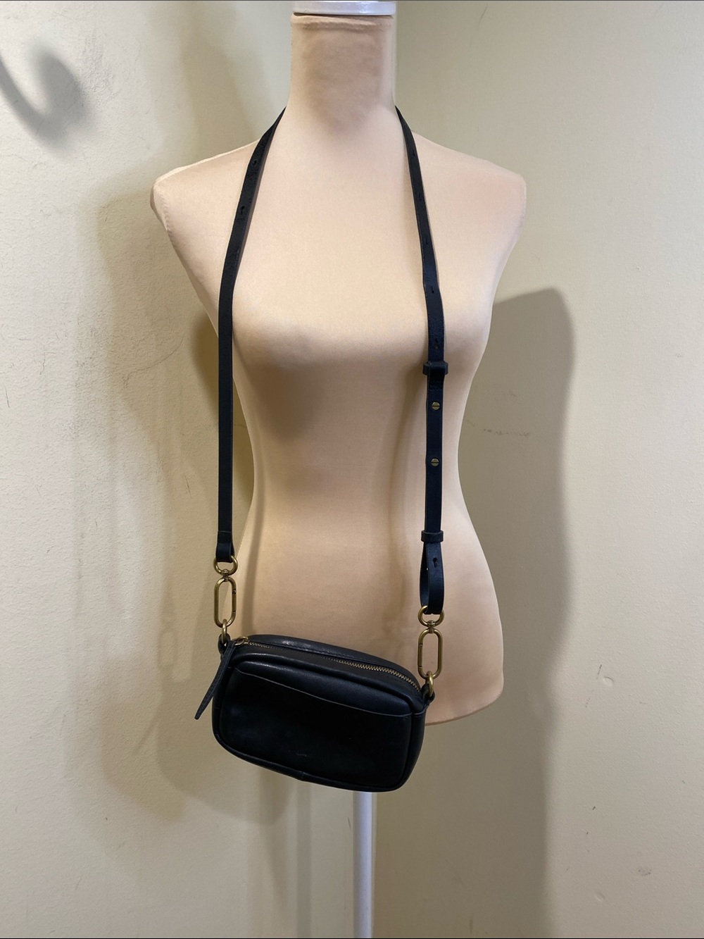 MADEWELL Carabiner  Classic Black Leather Crossbody Bag - Adjustable Strap - Picture 2 of 13